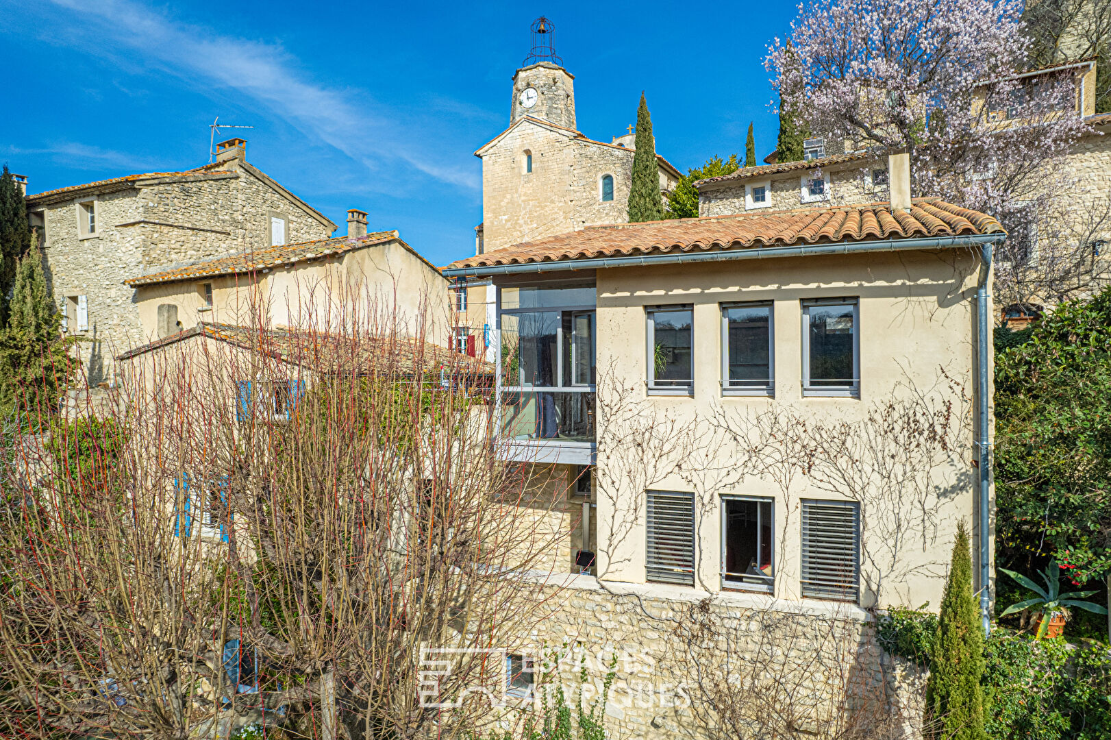Maison ancienne et son extension contemporaine avec vue.