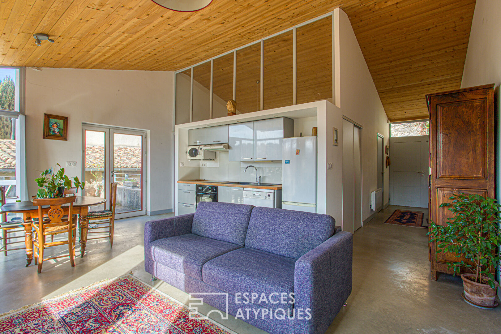 Maison ancienne et son extension contemporaine avec vue.