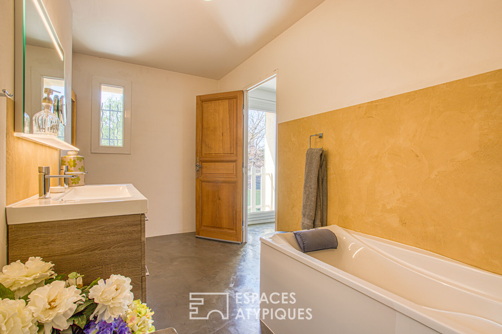 Farmhouse with wooded grounds, character and a pleasant lifestyle