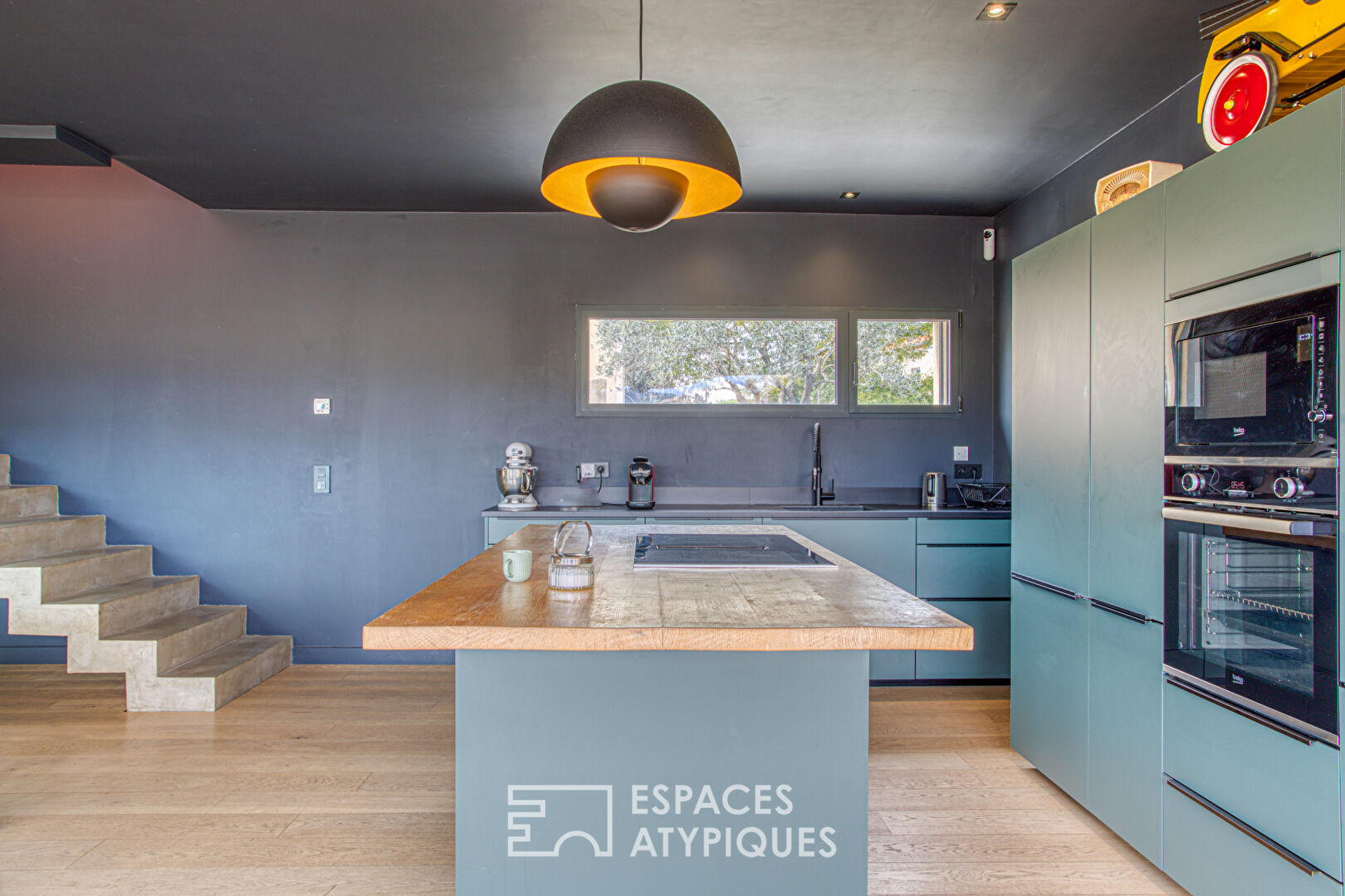 Villa contemporaine avec piscine et jardin en centre-ville