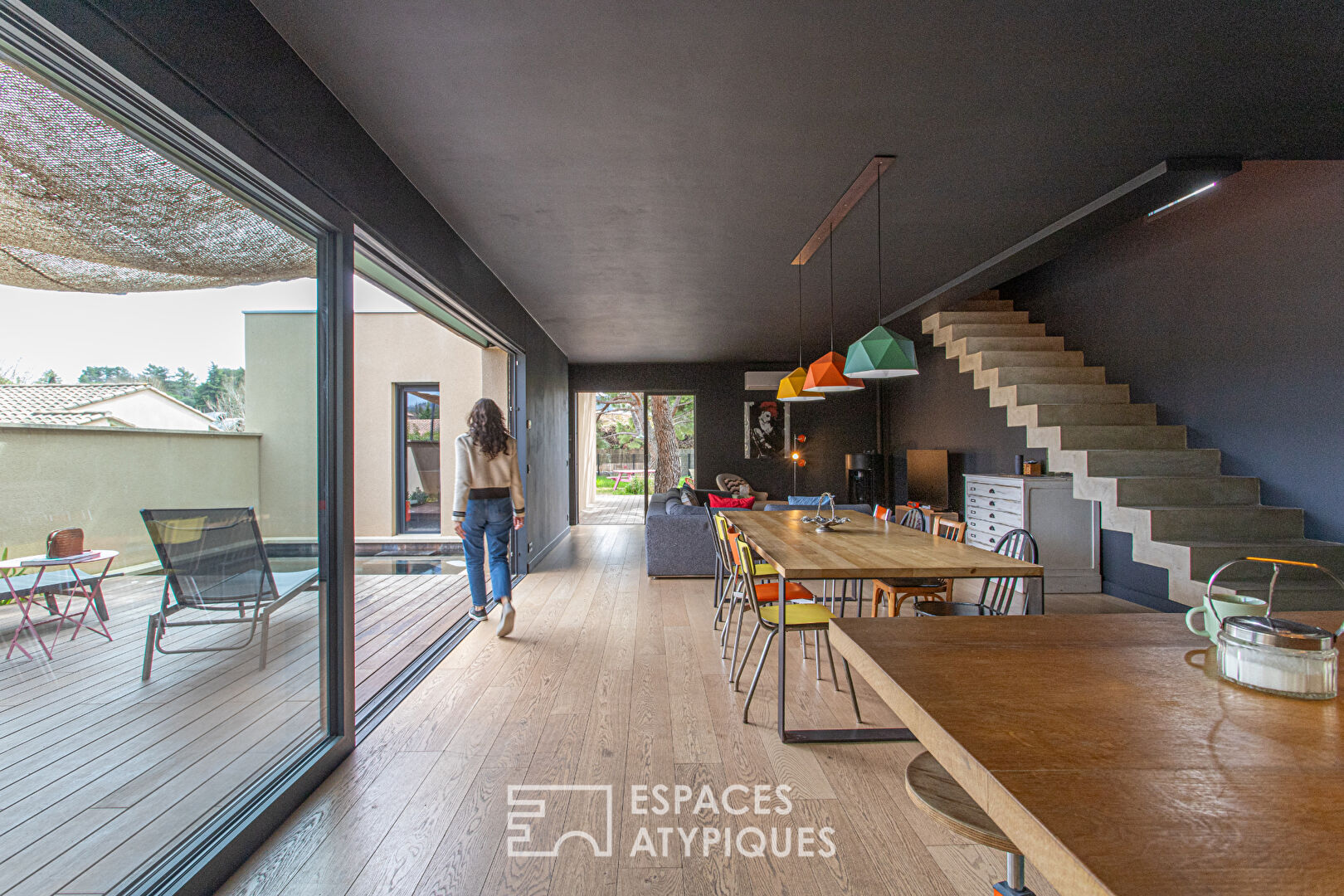 Villa contemporaine avec piscine et jardin en centre-ville