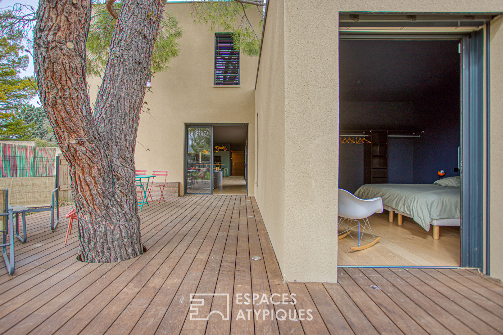 Villa contemporaine avec piscine et jardin en centre-ville