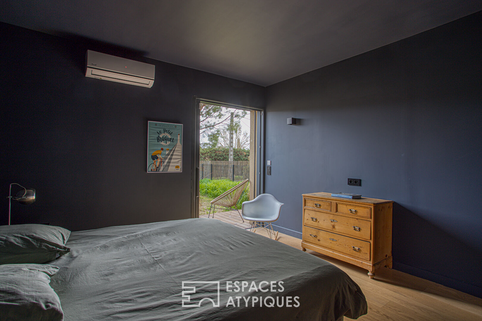 Villa contemporaine avec piscine et jardin en centre-ville