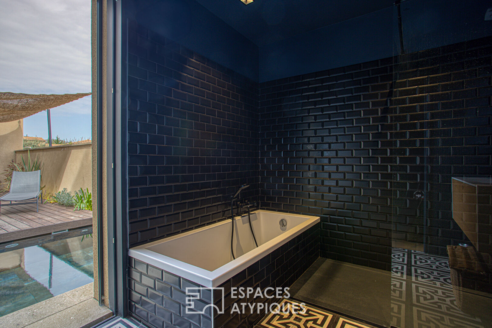 Villa contemporaine avec piscine et jardin en centre-ville