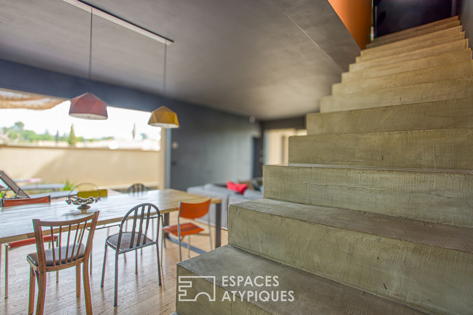 Villa contemporaine avec piscine et jardin en centre-ville