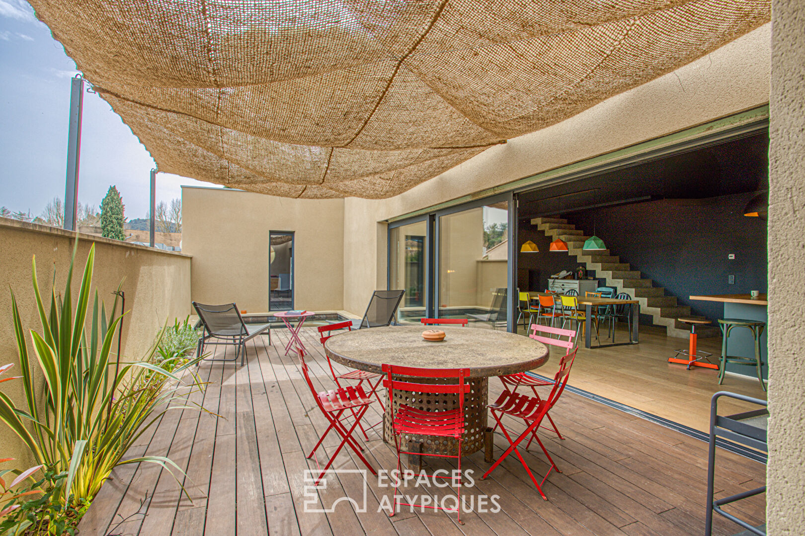 Villa contemporaine avec piscine et jardin en centre-ville