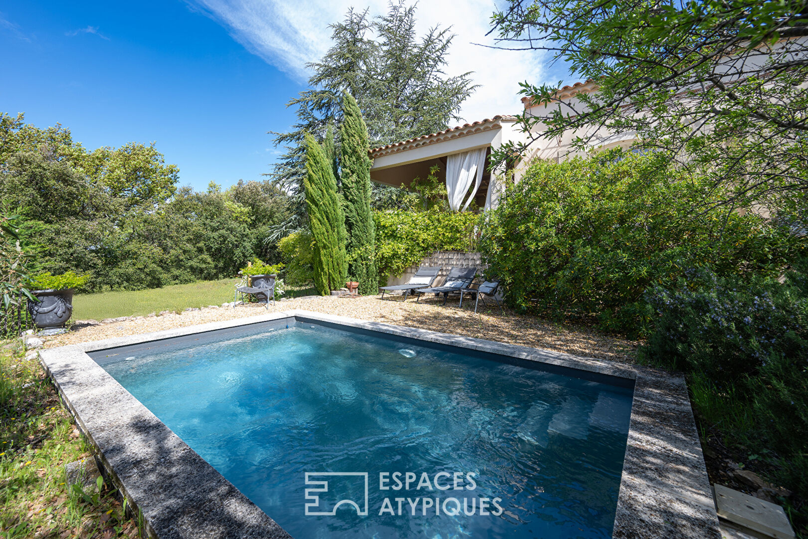 Plain-pied lumineux avec jardin et piscine dans le Luberon