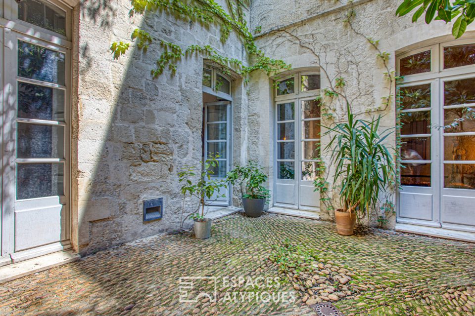 Maison de caractère, sublimée par un rosier Banks et une rénovation inspirée