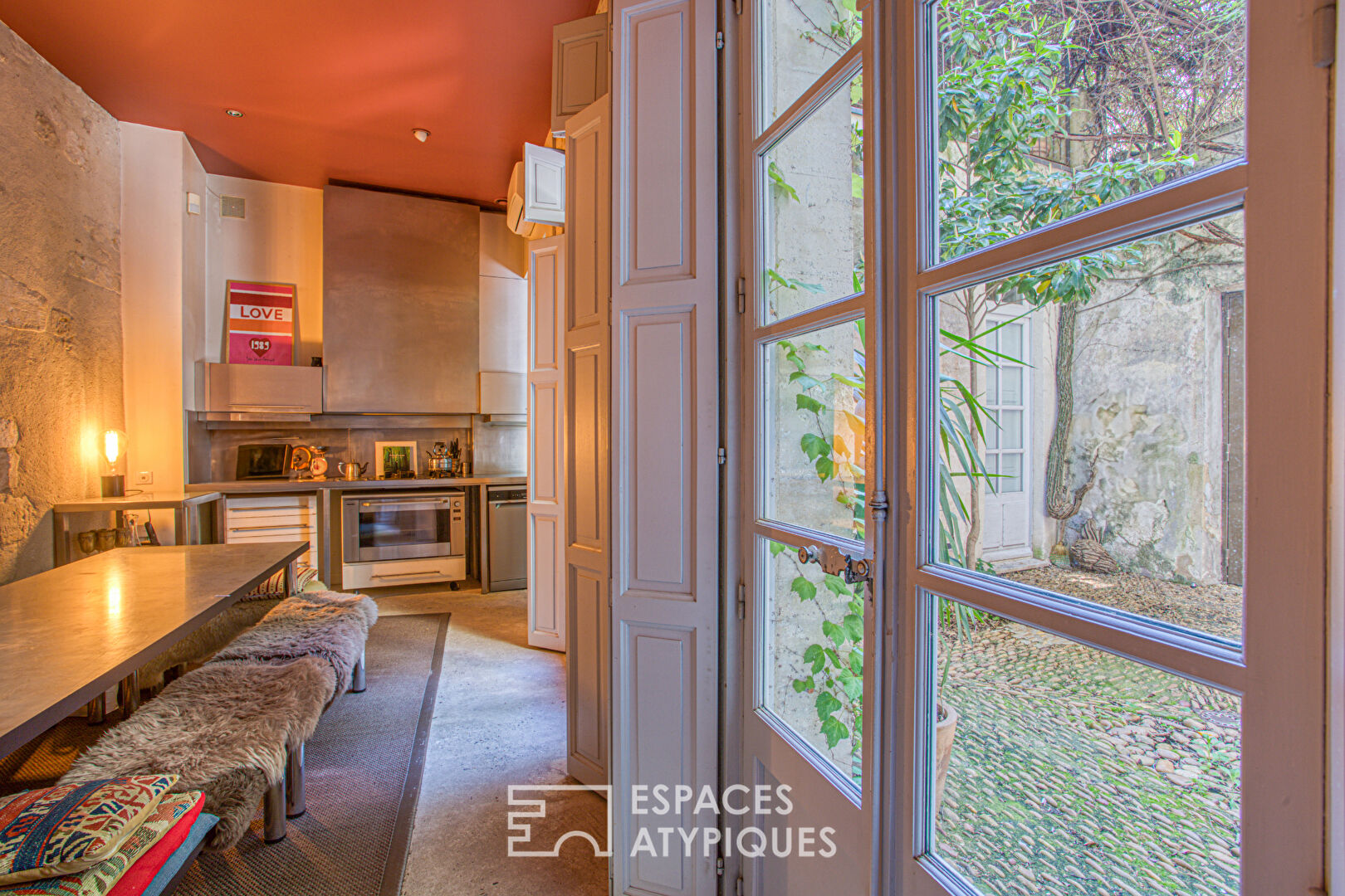 Maison de caractère, sublimée par un rosier Banks et une rénovation inspirée