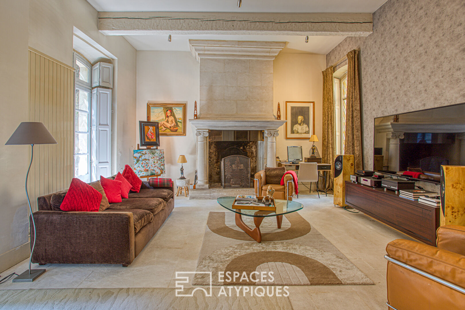 Maison de caractère, sublimée par un rosier Banks et une rénovation inspirée