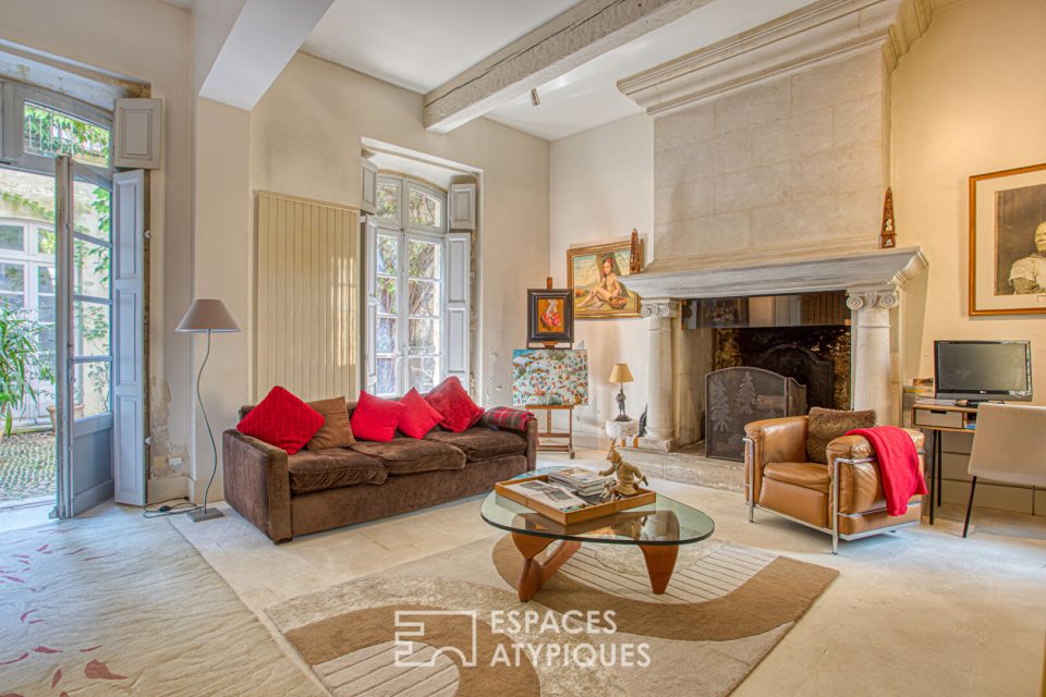 Maison de caractère, sublimée par un rosier Banks et une rénovation inspirée