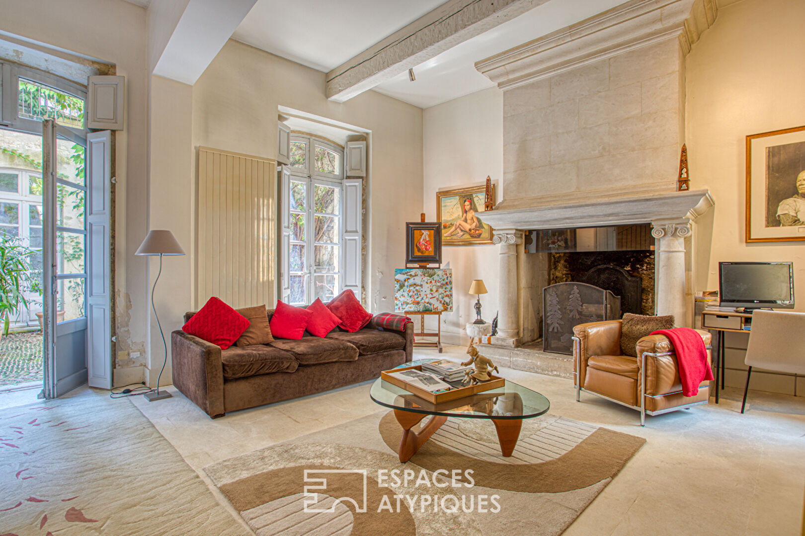 Maison de caractère, sublimée par un rosier Banks et une rénovation inspirée