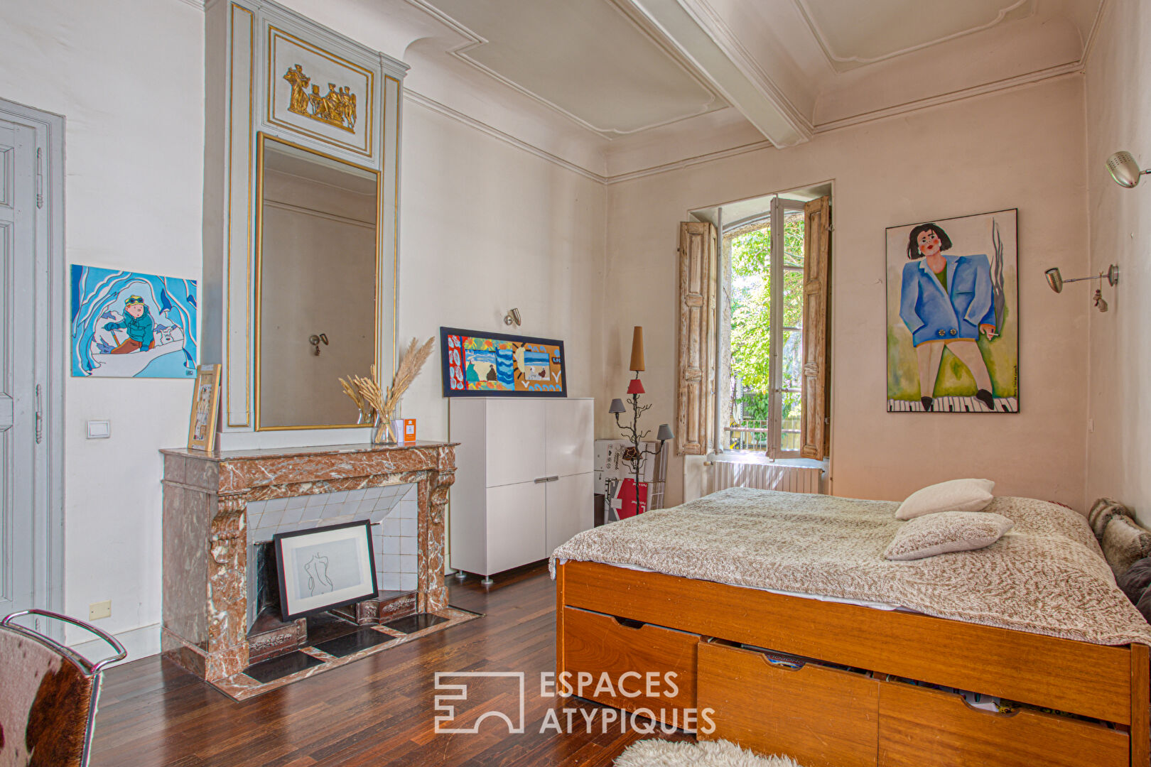 Maison de caractère, sublimée par un rosier Banks et une rénovation inspirée