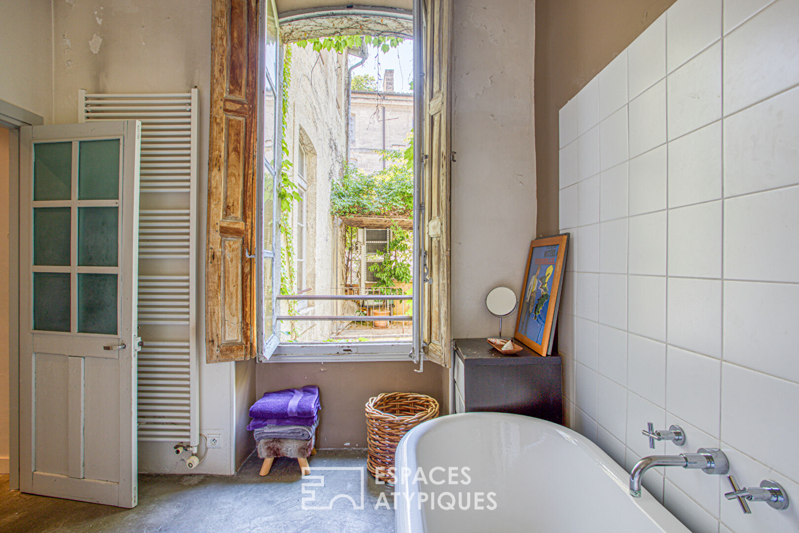 Maison de caractère, sublimée par un rosier Banks et une rénovation inspirée