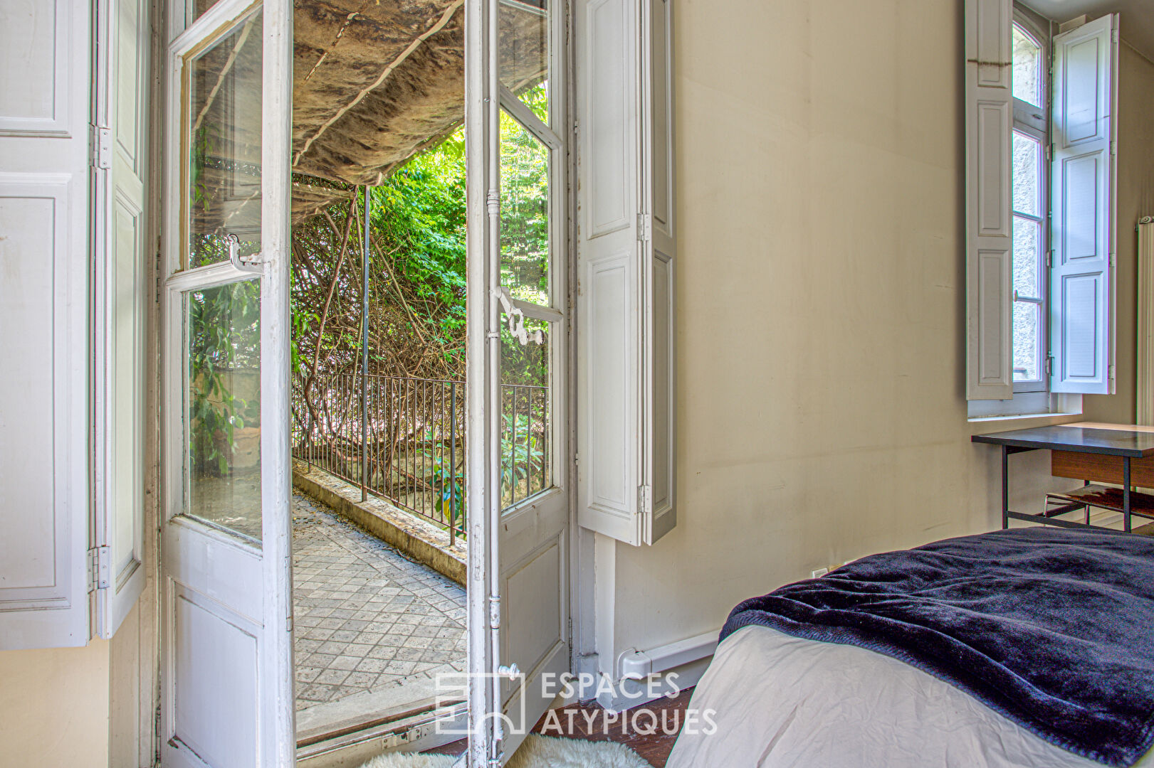Maison de caractère, sublimée par un rosier Banks et une rénovation inspirée