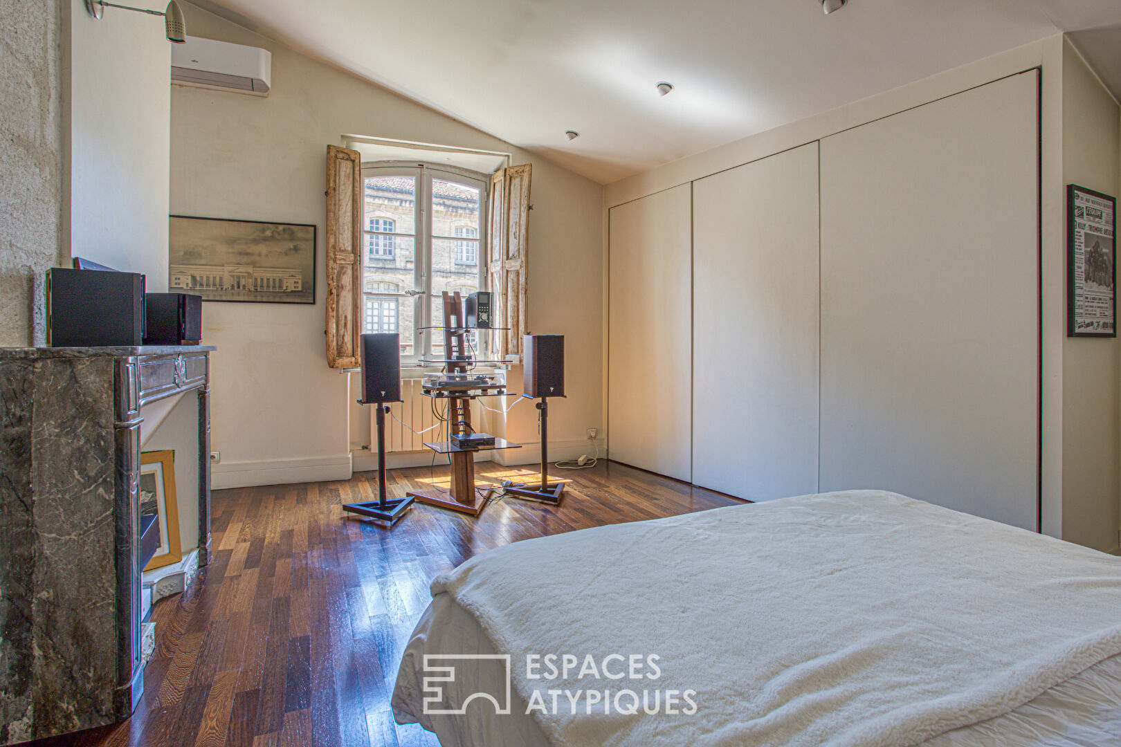 Maison de caractère, sublimée par un rosier Banks et une rénovation inspirée