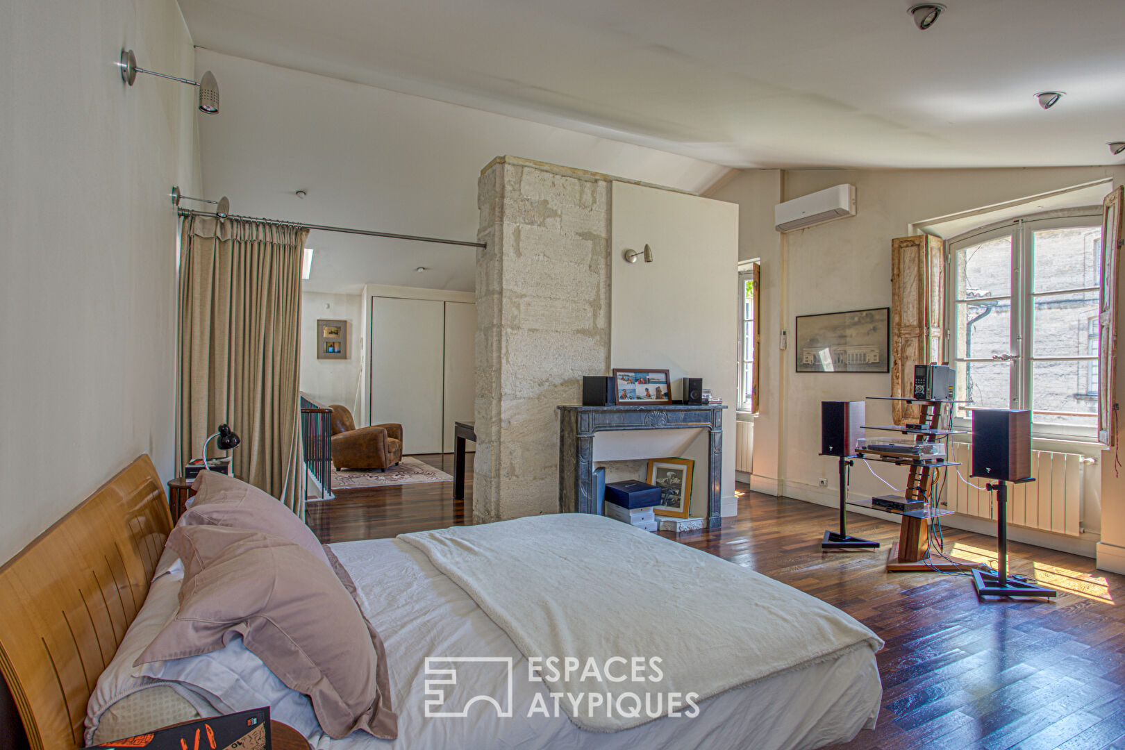Maison de caractère, sublimée par un rosier Banks et une rénovation inspirée