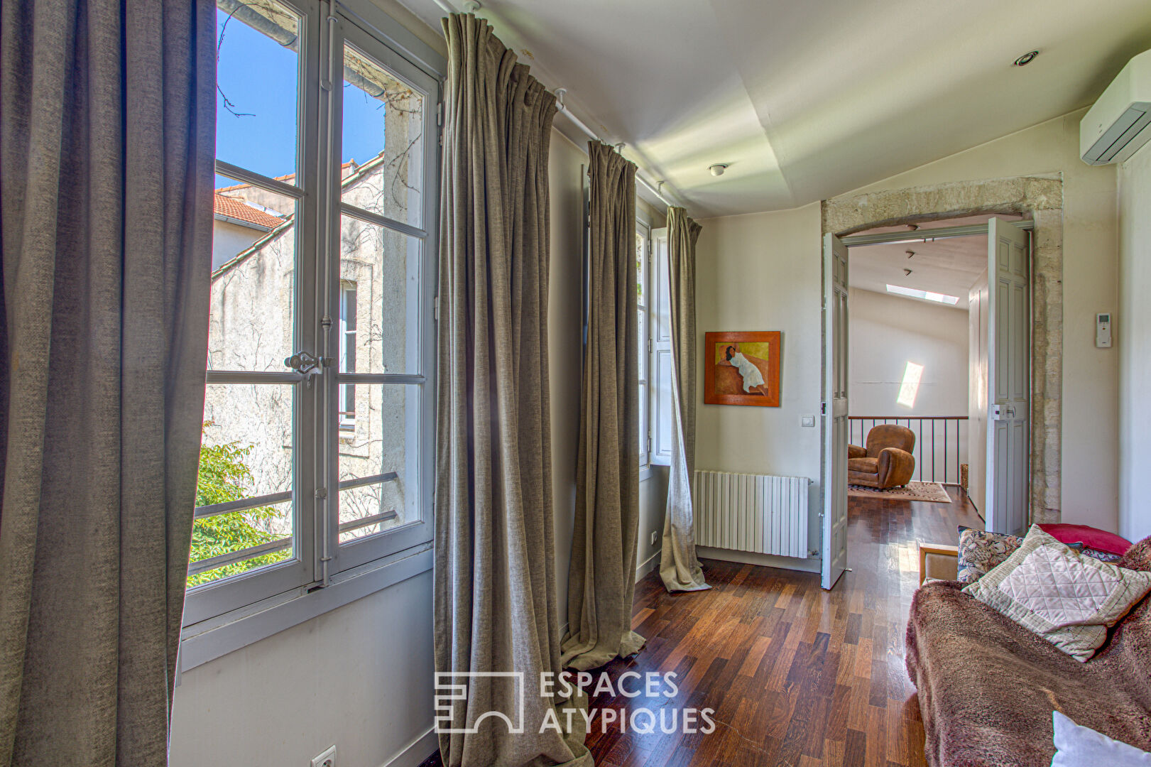 Maison de caractère, sublimée par un rosier Banks et une rénovation inspirée