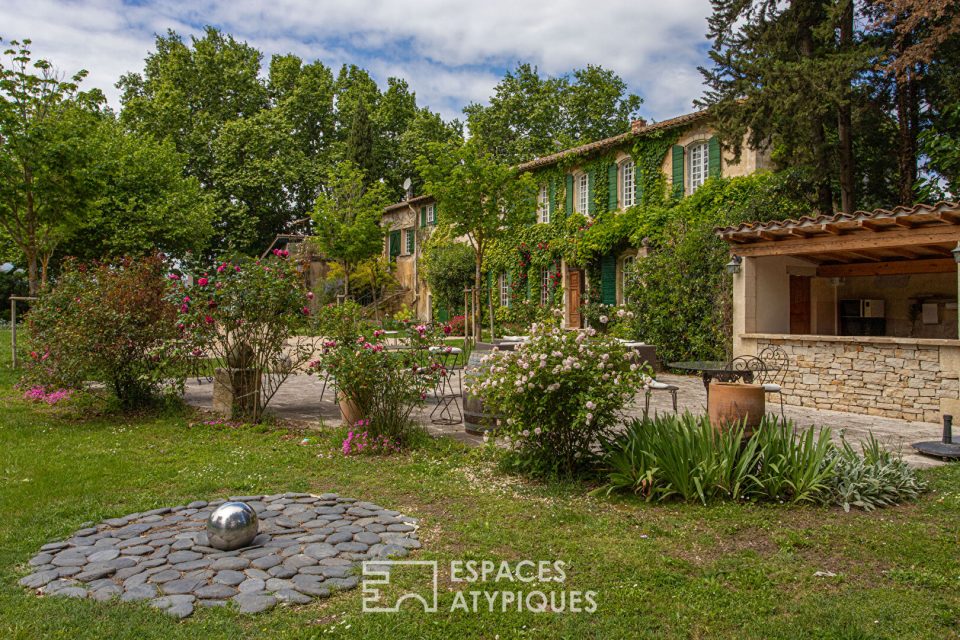 Mas du XVIe siècle et gîtes dans un écrin vert près d'Avignon