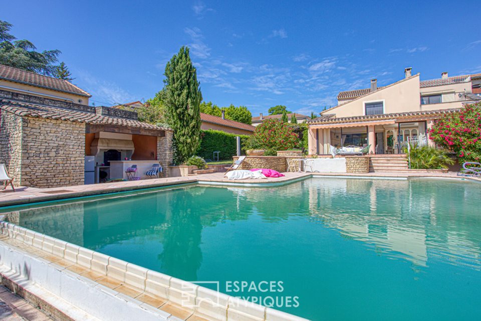 Maison de caractère avec piscines et véranda au coeur de Sablet
