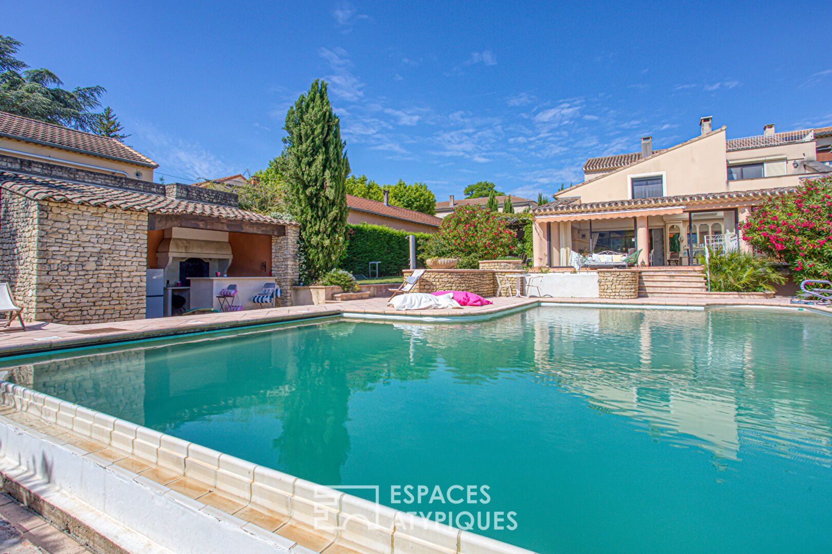 Maison de caractère avec piscines et véranda au coeur de Sablet