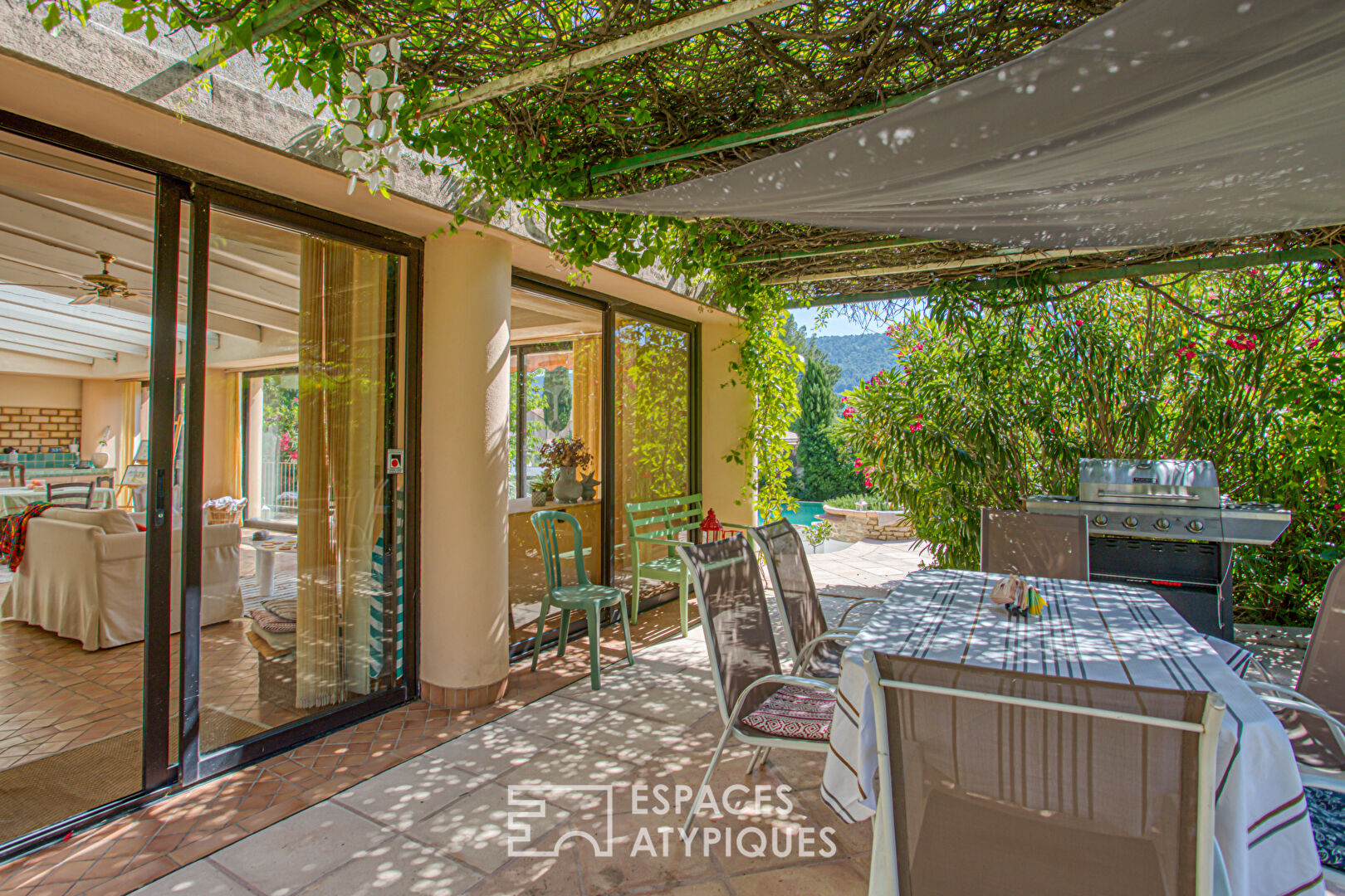 Maison de caractère avec piscines et véranda au coeur de Sablet