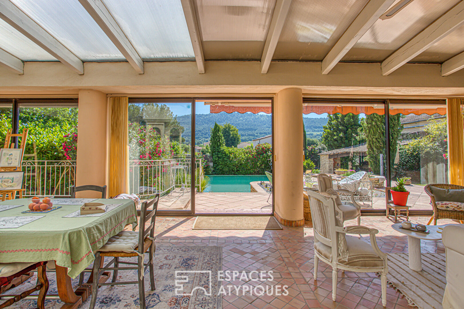Maison de caractère avec piscines et véranda au coeur de Sablet