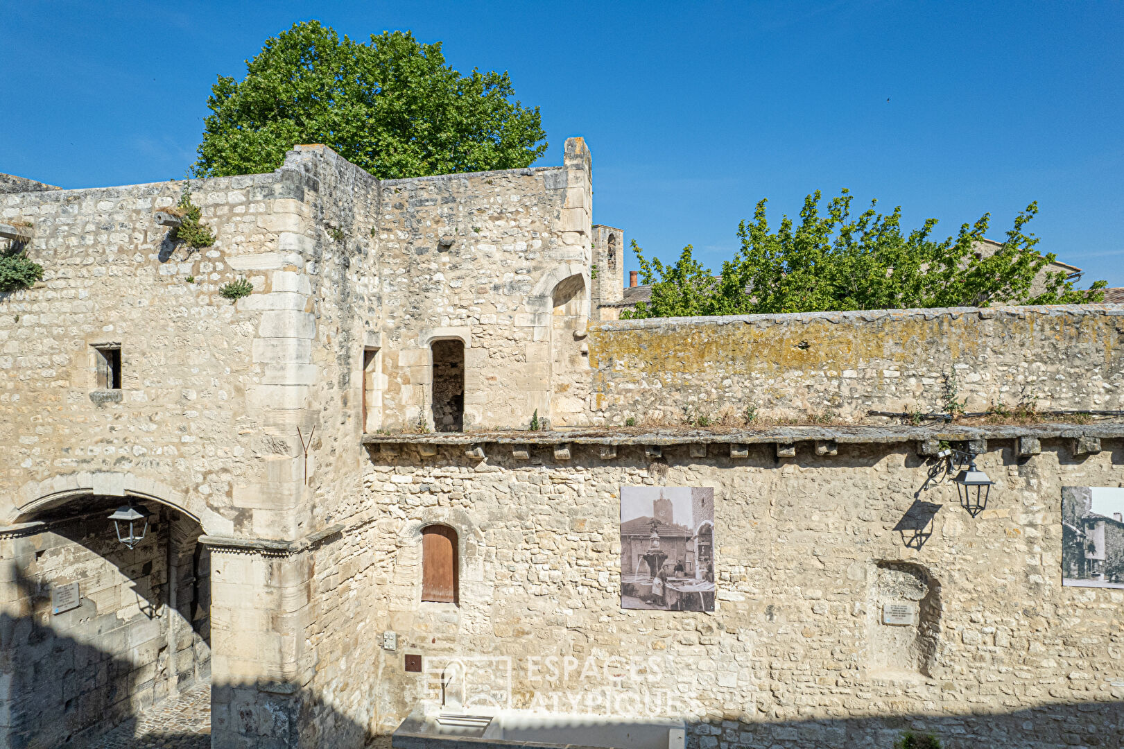 Charme et volumes pour ce T3  avec balcon en coeur de village