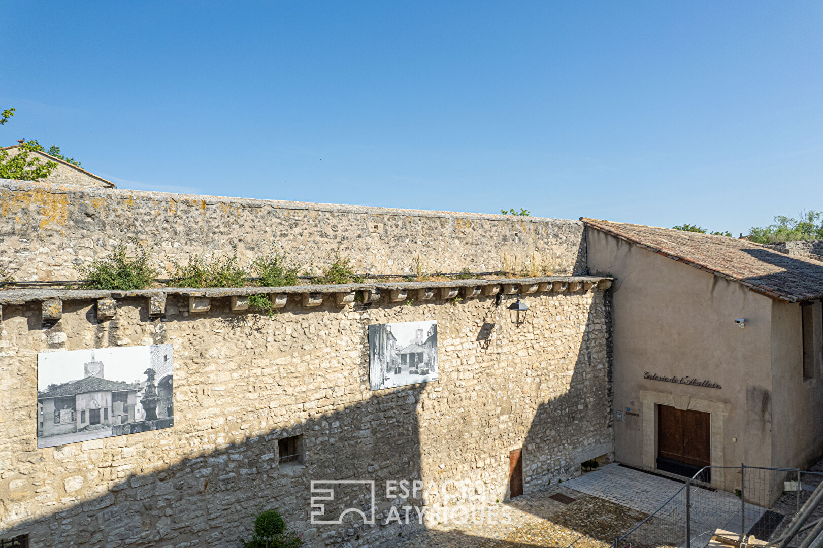 Charme et volumes pour ce T3  avec balcon en coeur de village