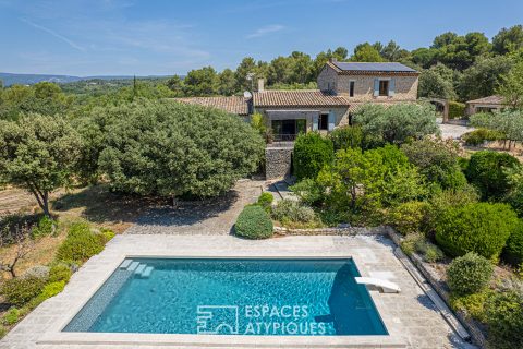 Charming hideaway with view and swimming pool in the heart of the Luberon