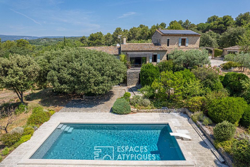 Cachette de charme avec vue et piscine au coeur du Luberon