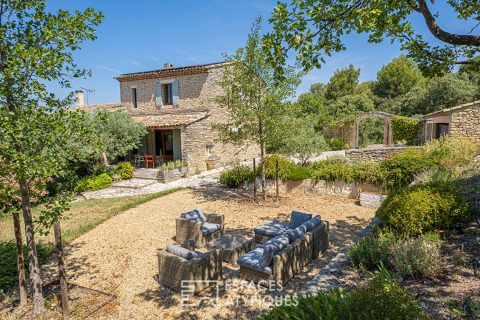 Charming hideaway with view and swimming pool in the heart of the Luberon