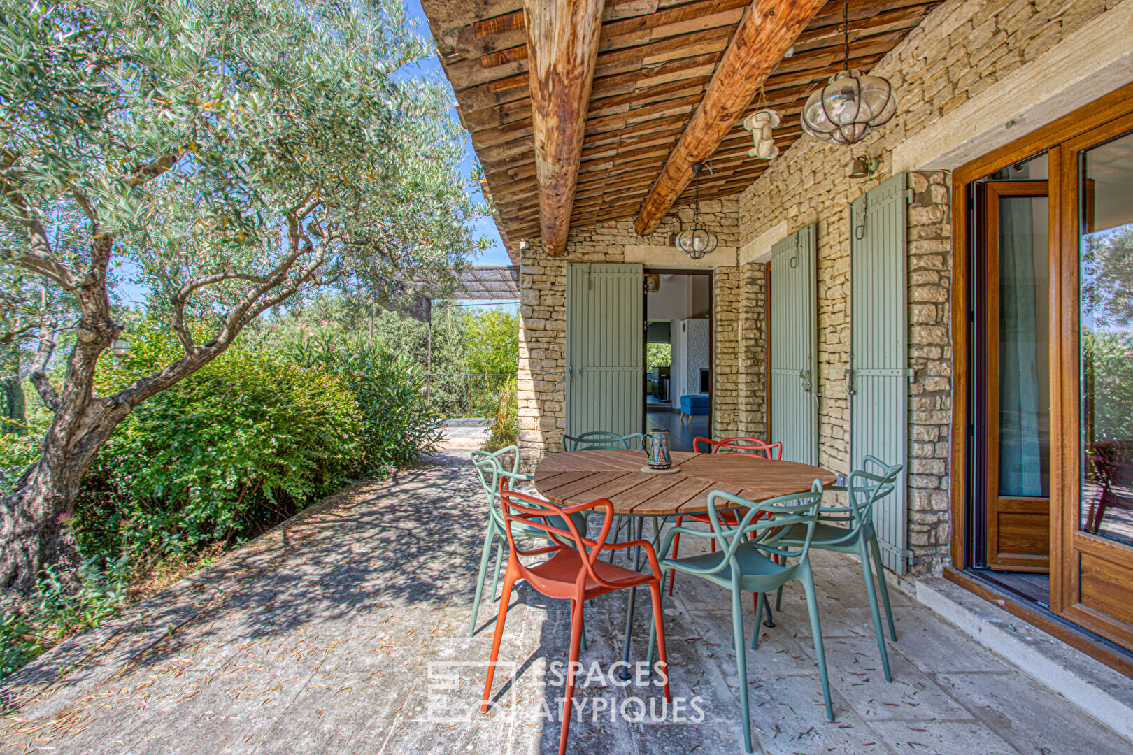 Charming hideaway with view and swimming pool in the heart of the Luberon