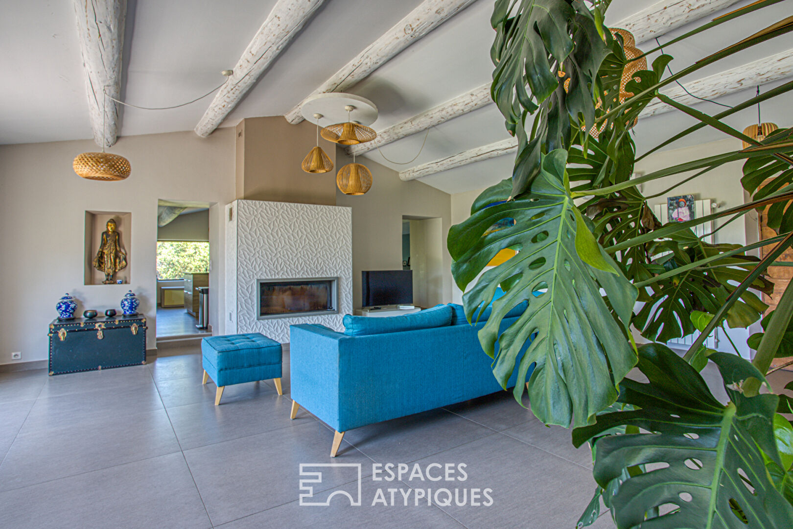Charming hideaway with view and swimming pool in the heart of the Luberon