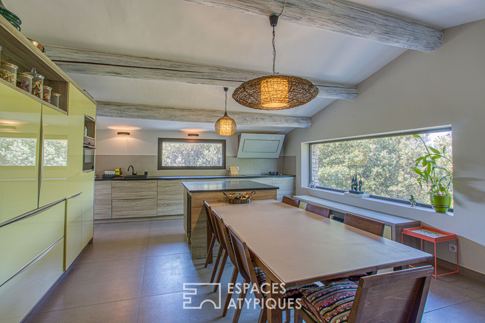 Charming hideaway with view and swimming pool in the heart of the Luberon