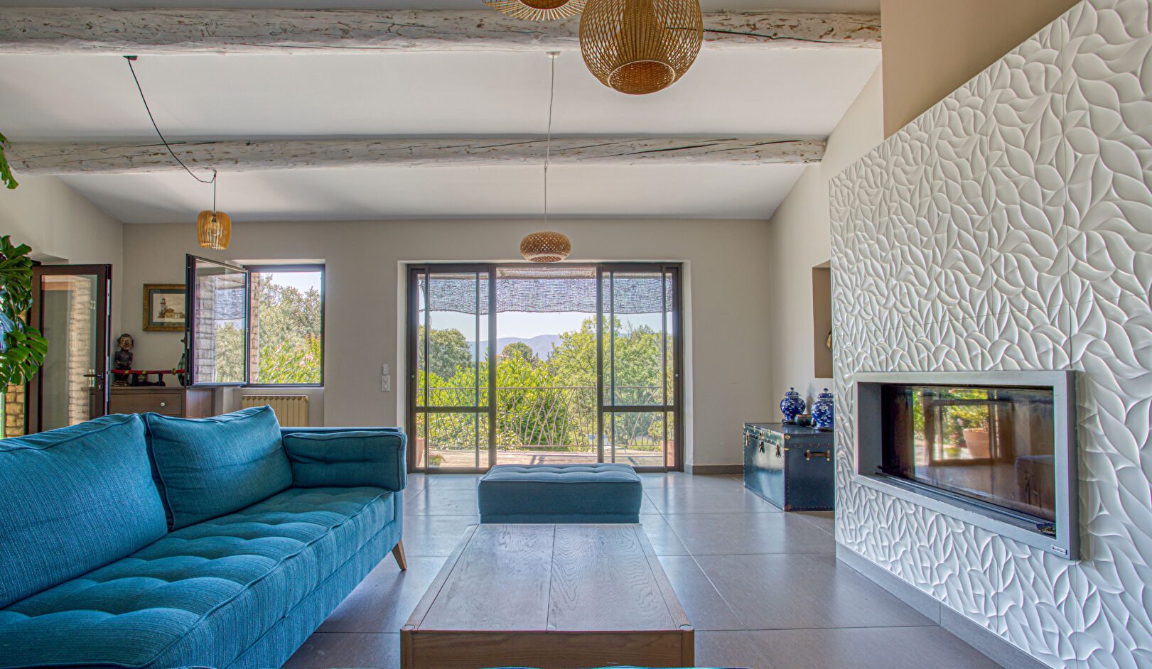Charming hideaway with view and swimming pool in the heart of the Luberon
