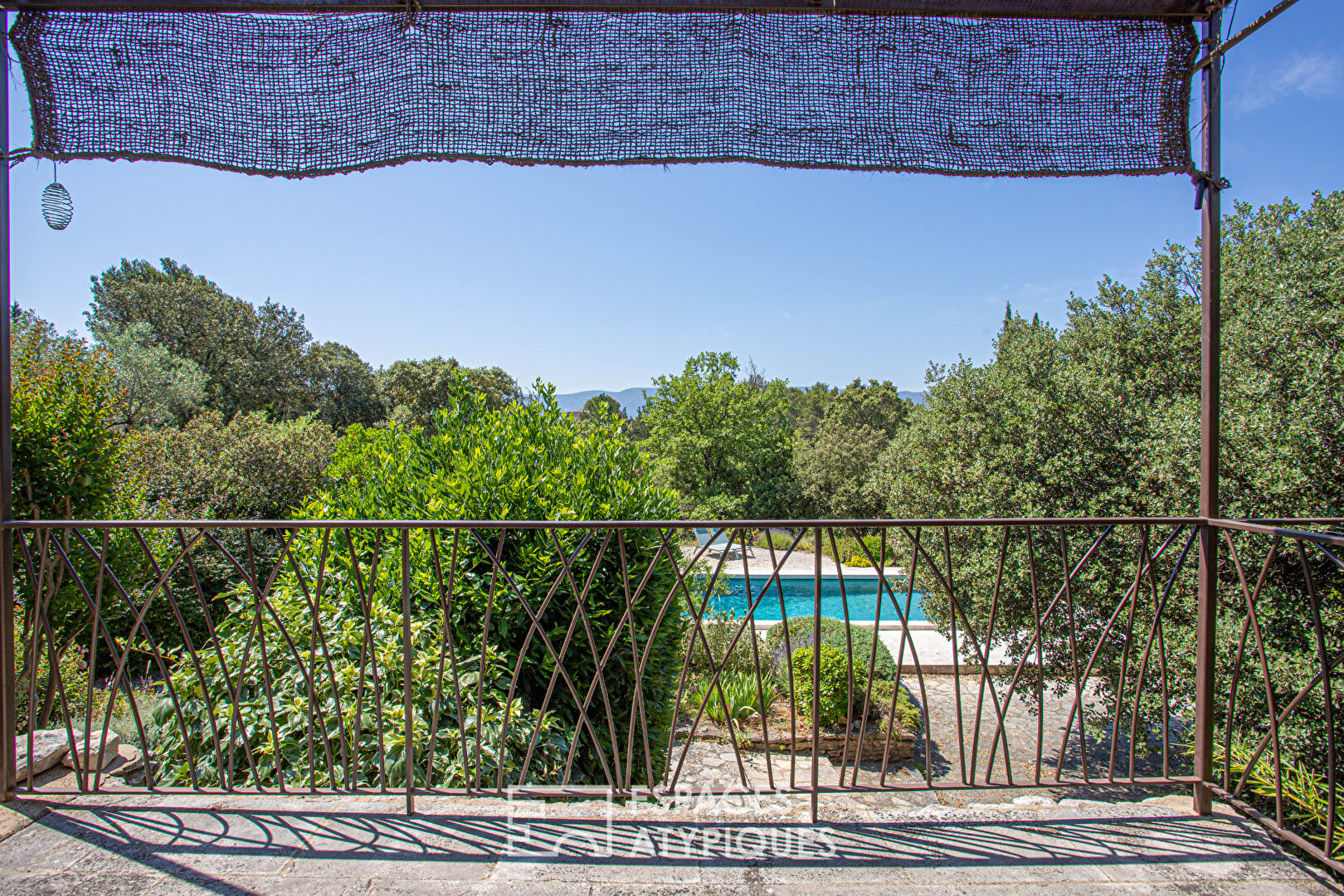 Charming hideaway with view and swimming pool in the heart of the Luberon