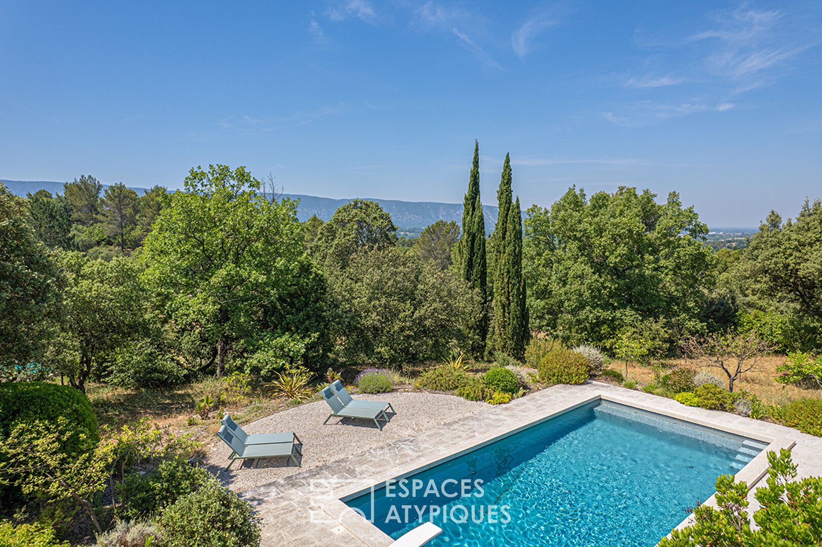 Charming hideaway with view and swimming pool in the heart of the Luberon