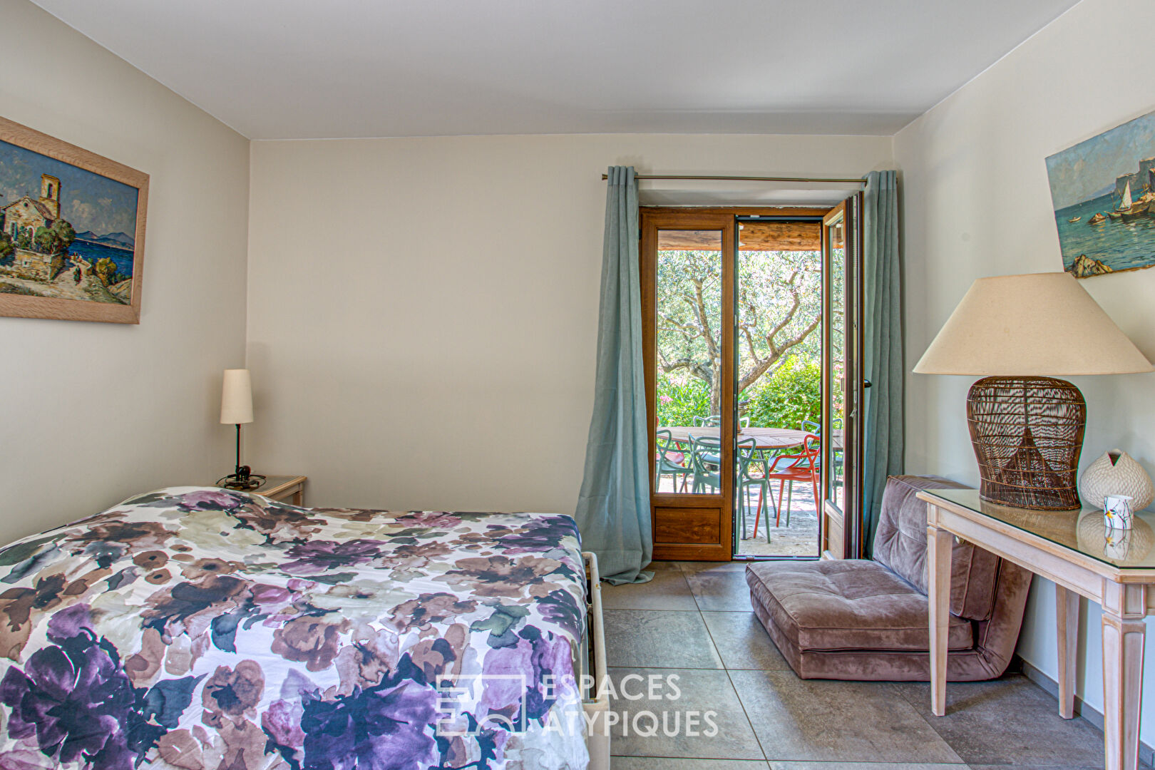 Charming hideaway with view and swimming pool in the heart of the Luberon