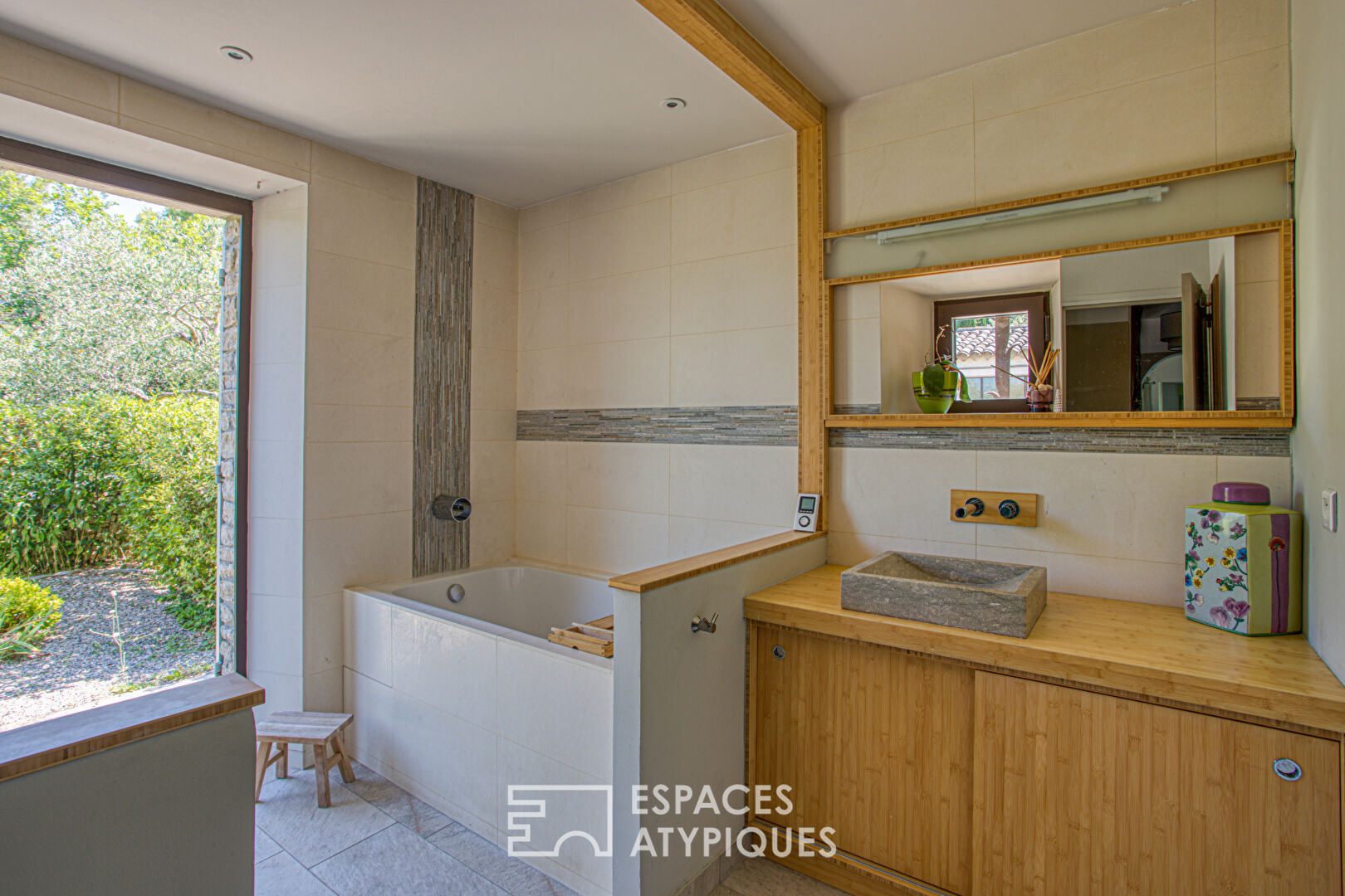Charming hideaway with view and swimming pool in the heart of the Luberon