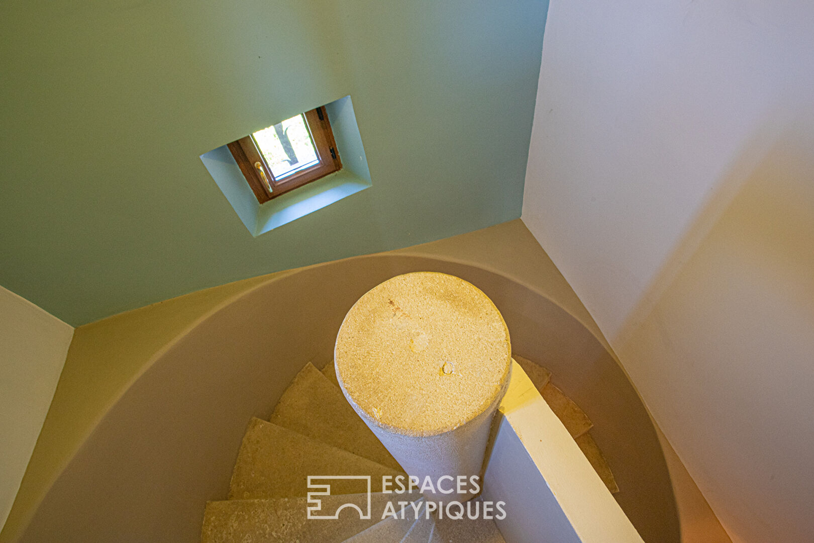 Charming hideaway with view and swimming pool in the heart of the Luberon