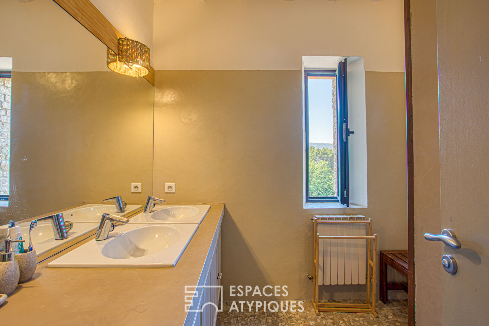 Charming hideaway with view and swimming pool in the heart of the Luberon