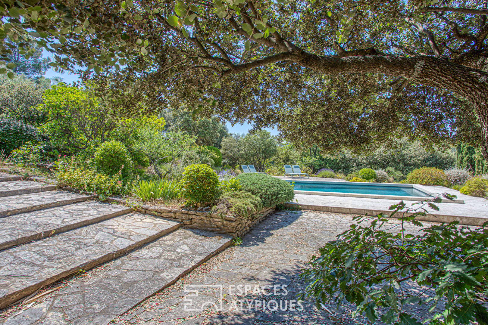 Charming hideaway with view and swimming pool in the heart of the Luberon