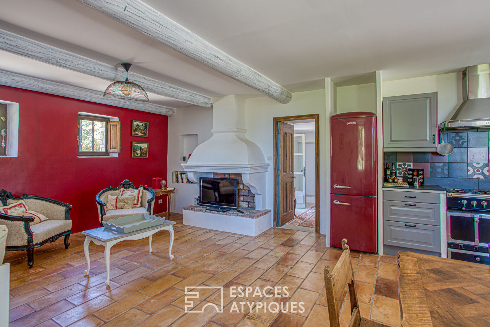 Charming hideaway with view and swimming pool in the heart of the Luberon