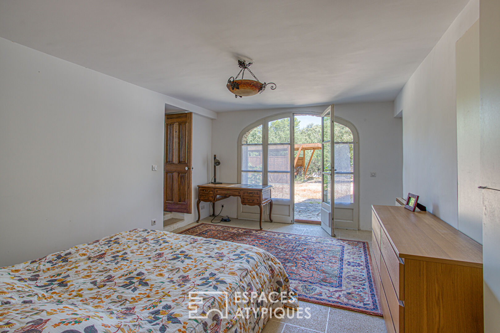 Charming hideaway with view and swimming pool in the heart of the Luberon