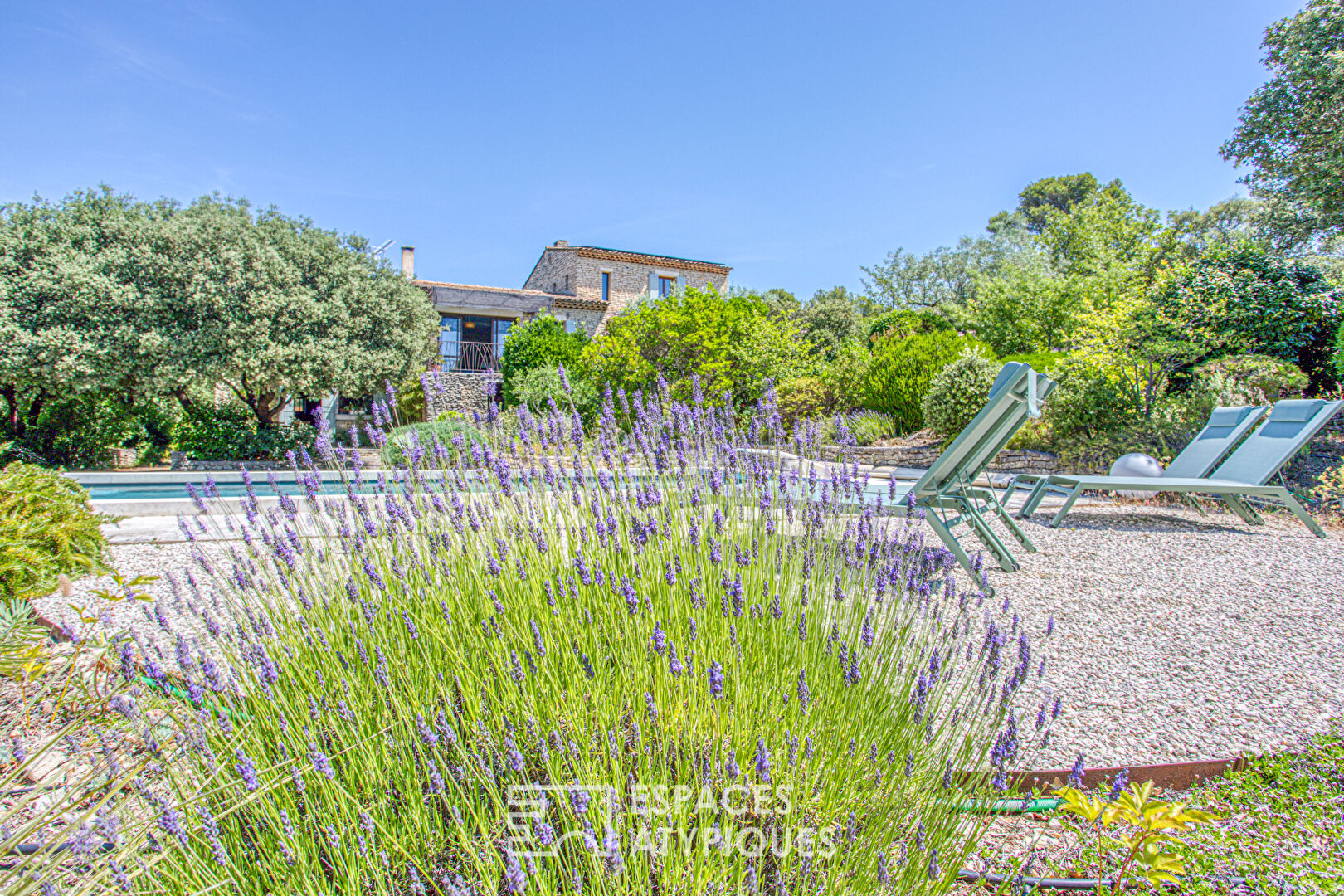 Charming hideaway with view and swimming pool in the heart of the Luberon