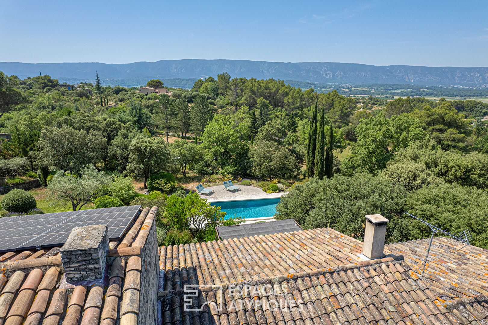 Charming hideaway with view and swimming pool in the heart of the Luberon
