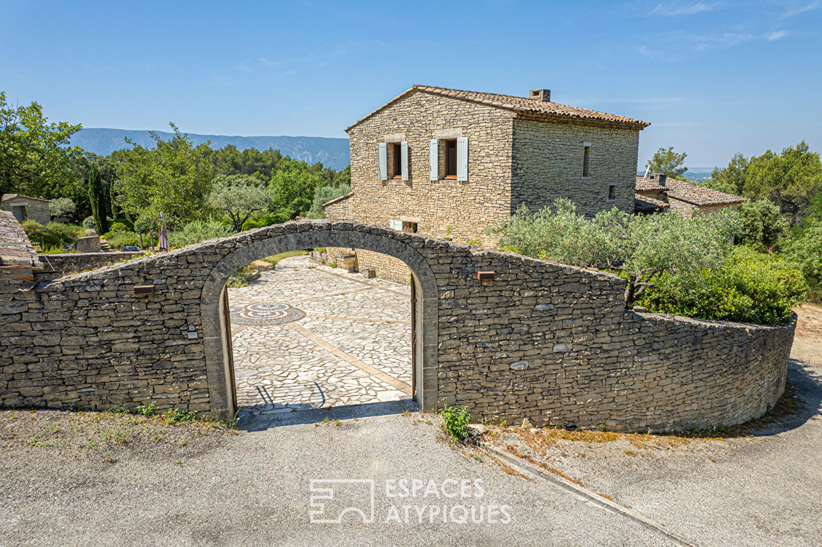 Charming hideaway with view and swimming pool in the heart of the Luberon
