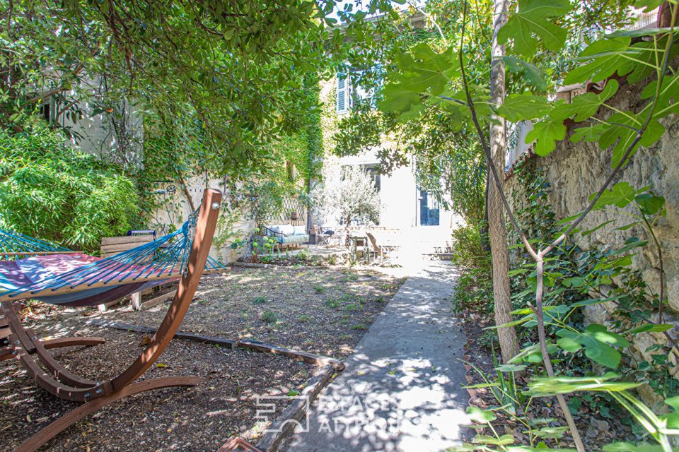 Entre Art nouveau et modernité : maison de caractère avec jardin arboré
