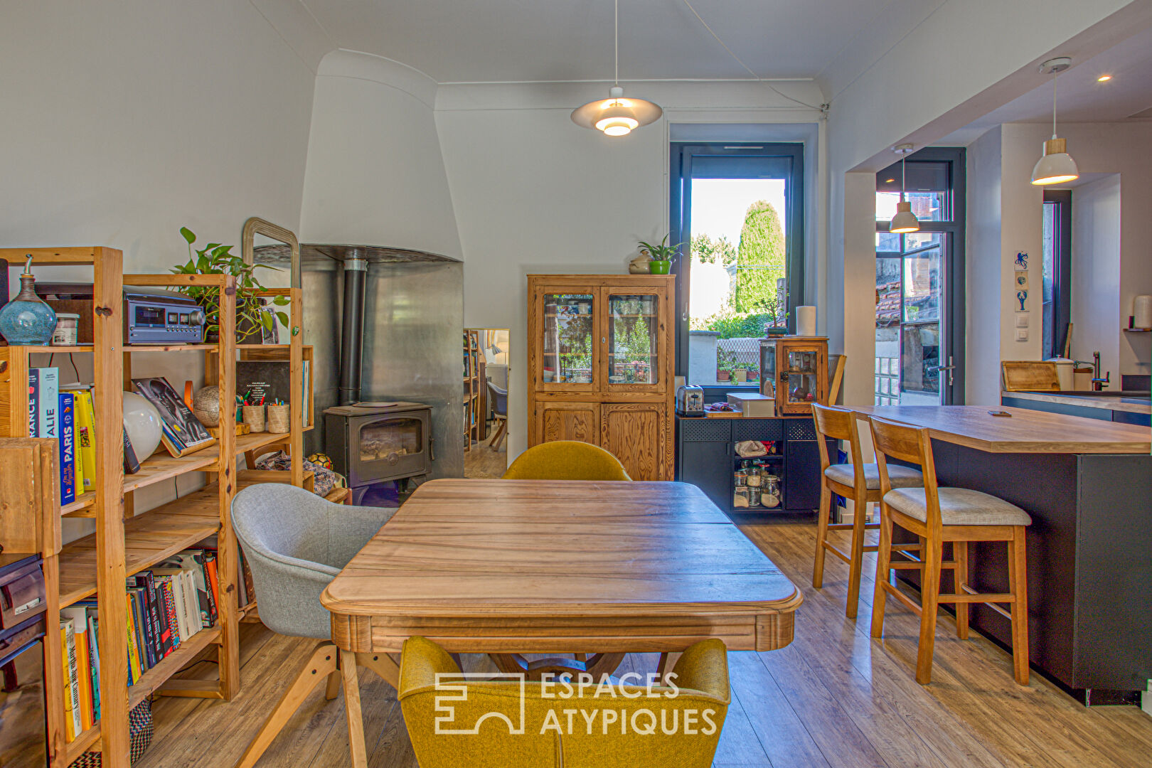 Between Art Nouveau and modernity: character house with wooded garden